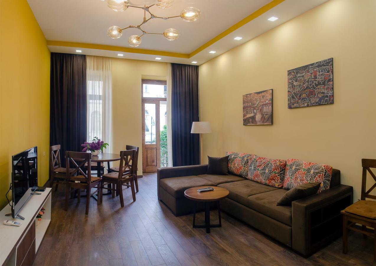 Home@97 On Aghmashenebeli Avenue Tbiliszi Kültér fotó